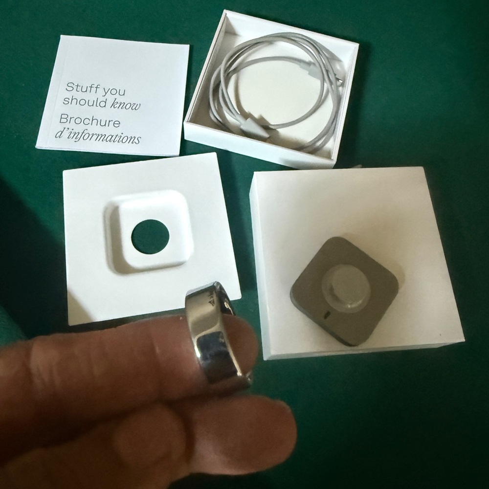 Oura Ring 4 Smart Ring Activity Tracker, in sliver color,in the box never use - Picture 3 of 9